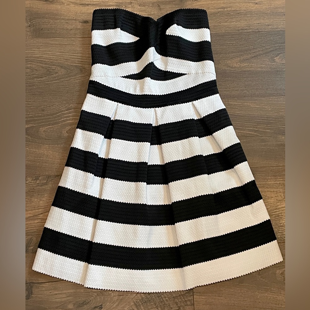 Express NWT Black & White Women’s Strapless Dress Size Medium